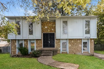 8704 Four Oaks Ct Louisville, KY 40299